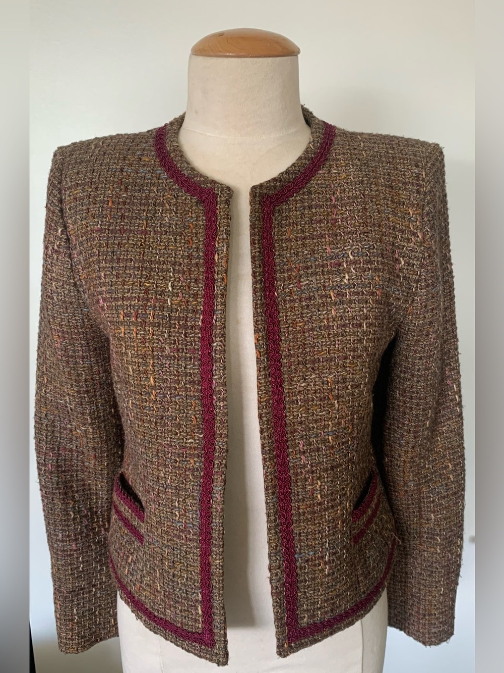 ⭐️Renlyn Women’s Tweed Collarless Blazer with Burgundy Piping, True Vintage⭐️
